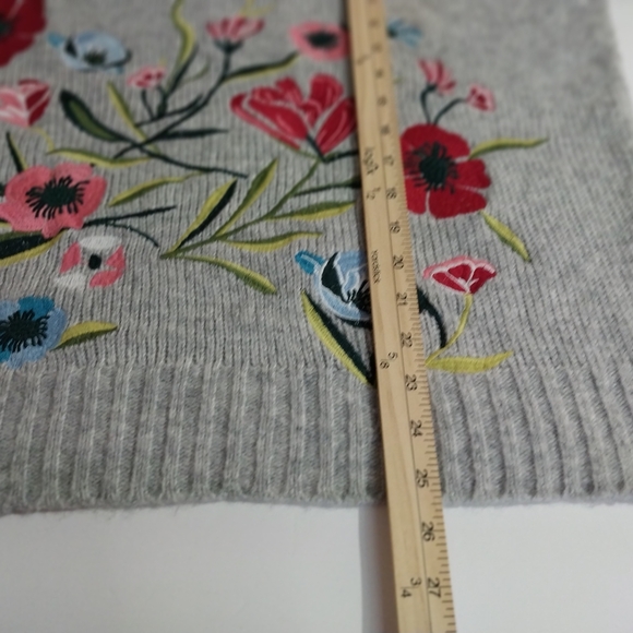 ROMEO +JULIET Elegant Floral Embroidered Sweater - Picture 7 of 10